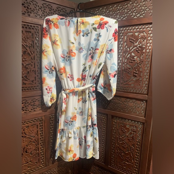 JUNE & DELANEY WHITE FLORAL WITH BLUE AND YELLOW FLOWERS - Picture 2 of 2